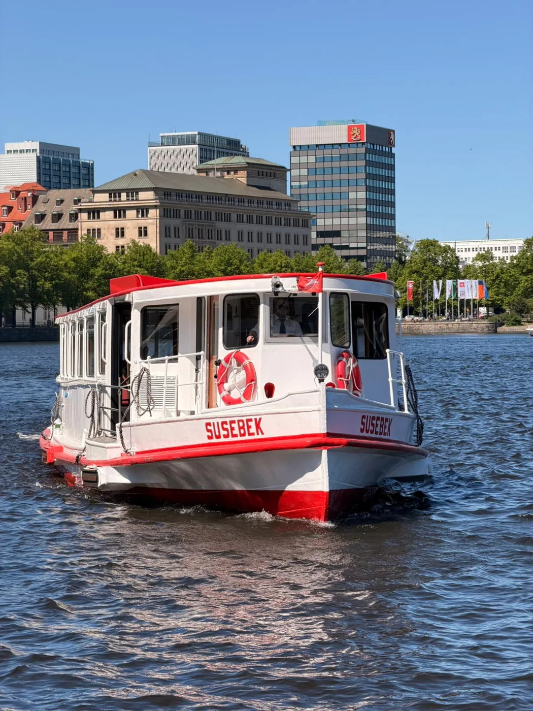 Rød Alster-færge på Binnenalster