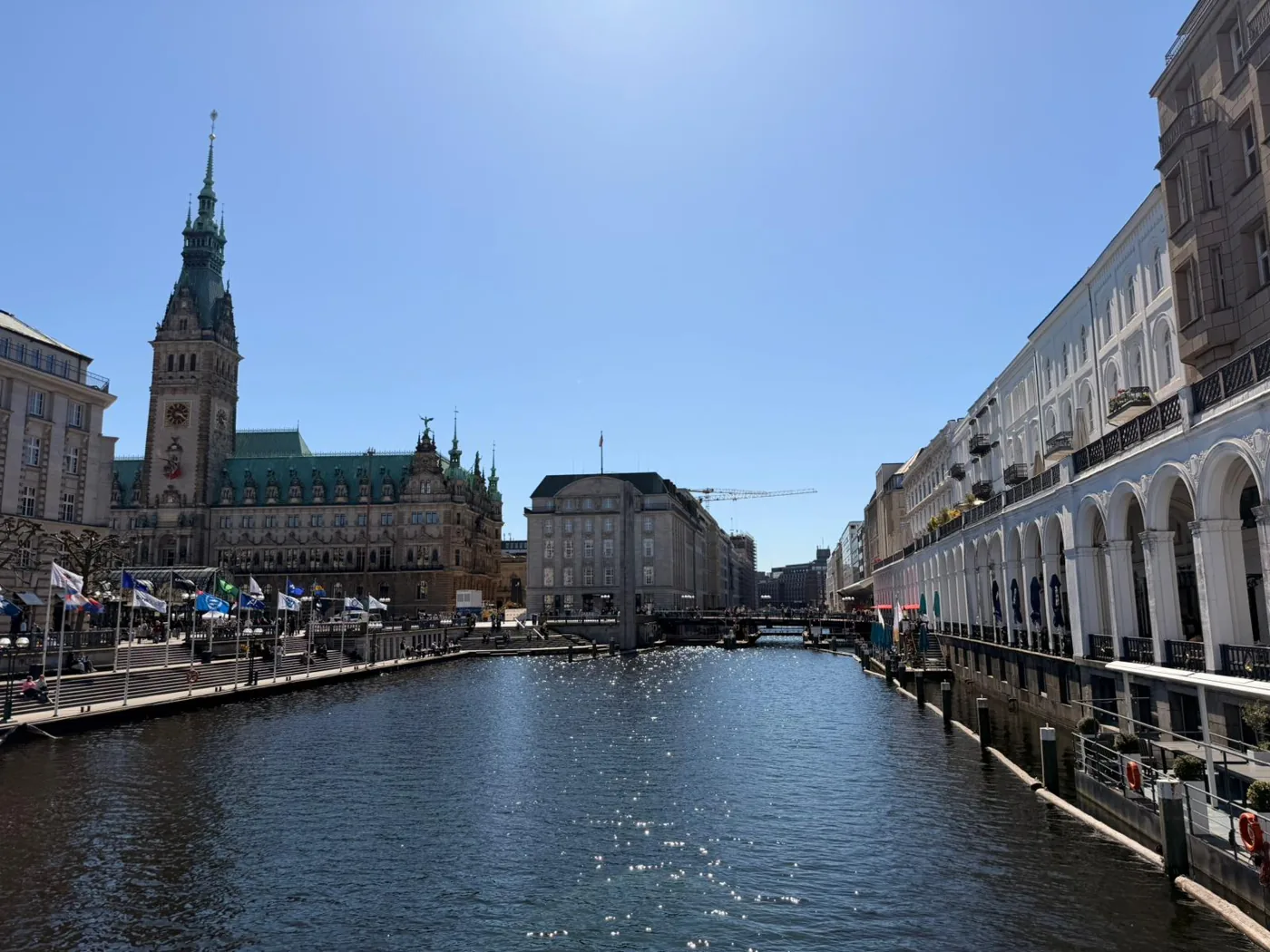 Hamburgs rådhus ved Kleine Alster i solskin