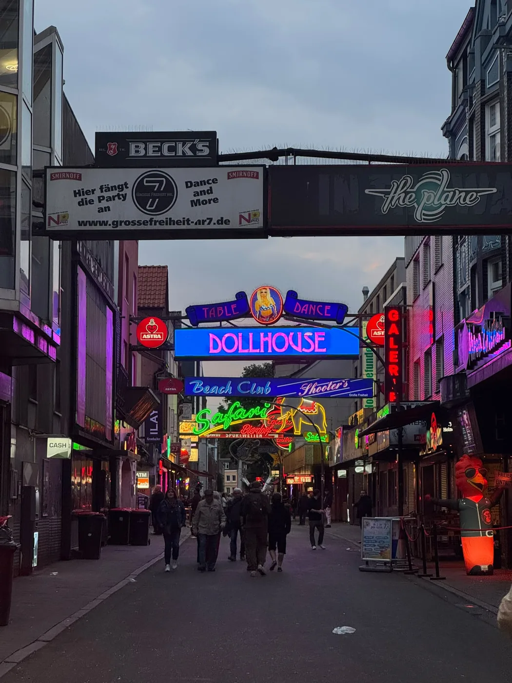 Reeperbahns neonlys om aftenen