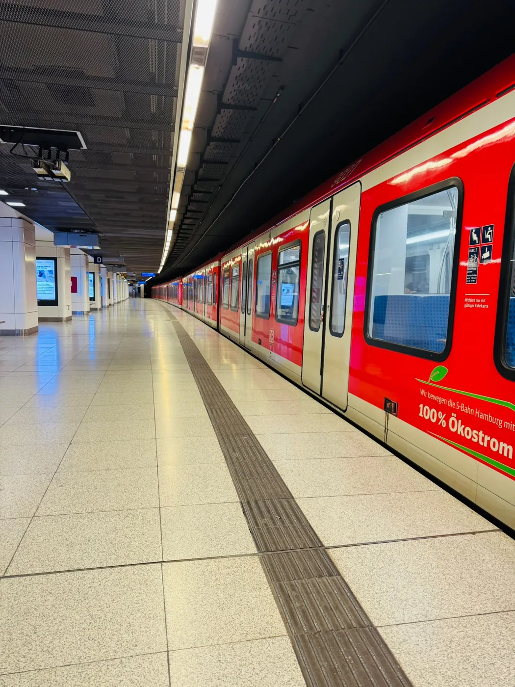 Rødt S-tog på stationen · lige uden for døren