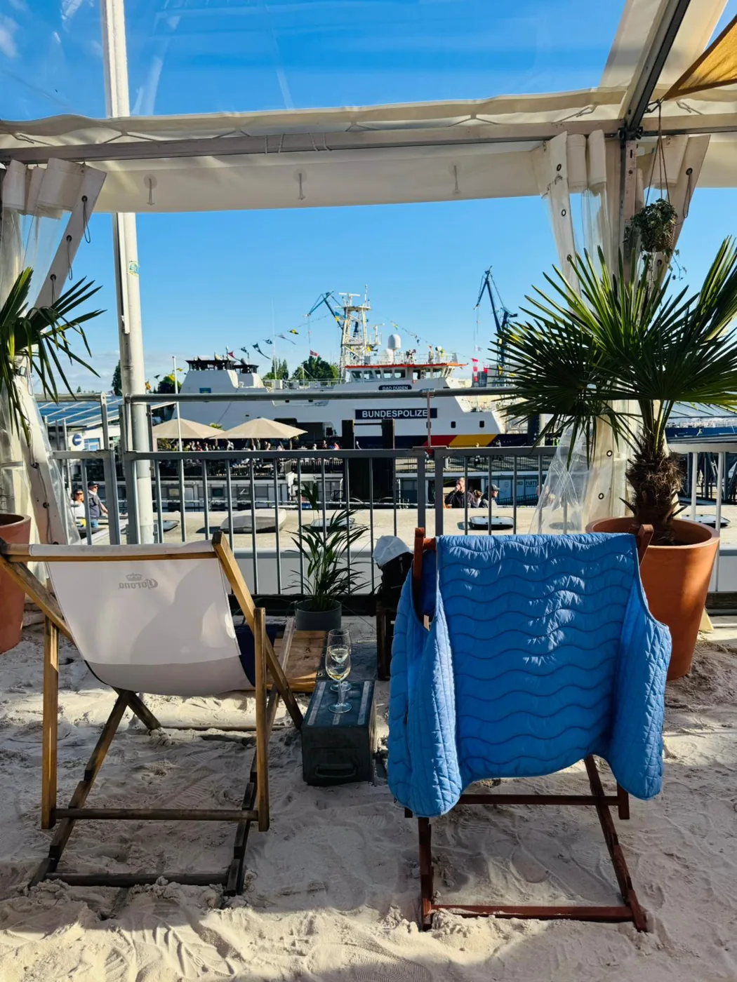 Liggestole i sandet på StrandPauli beachclub med udsigt over Elben