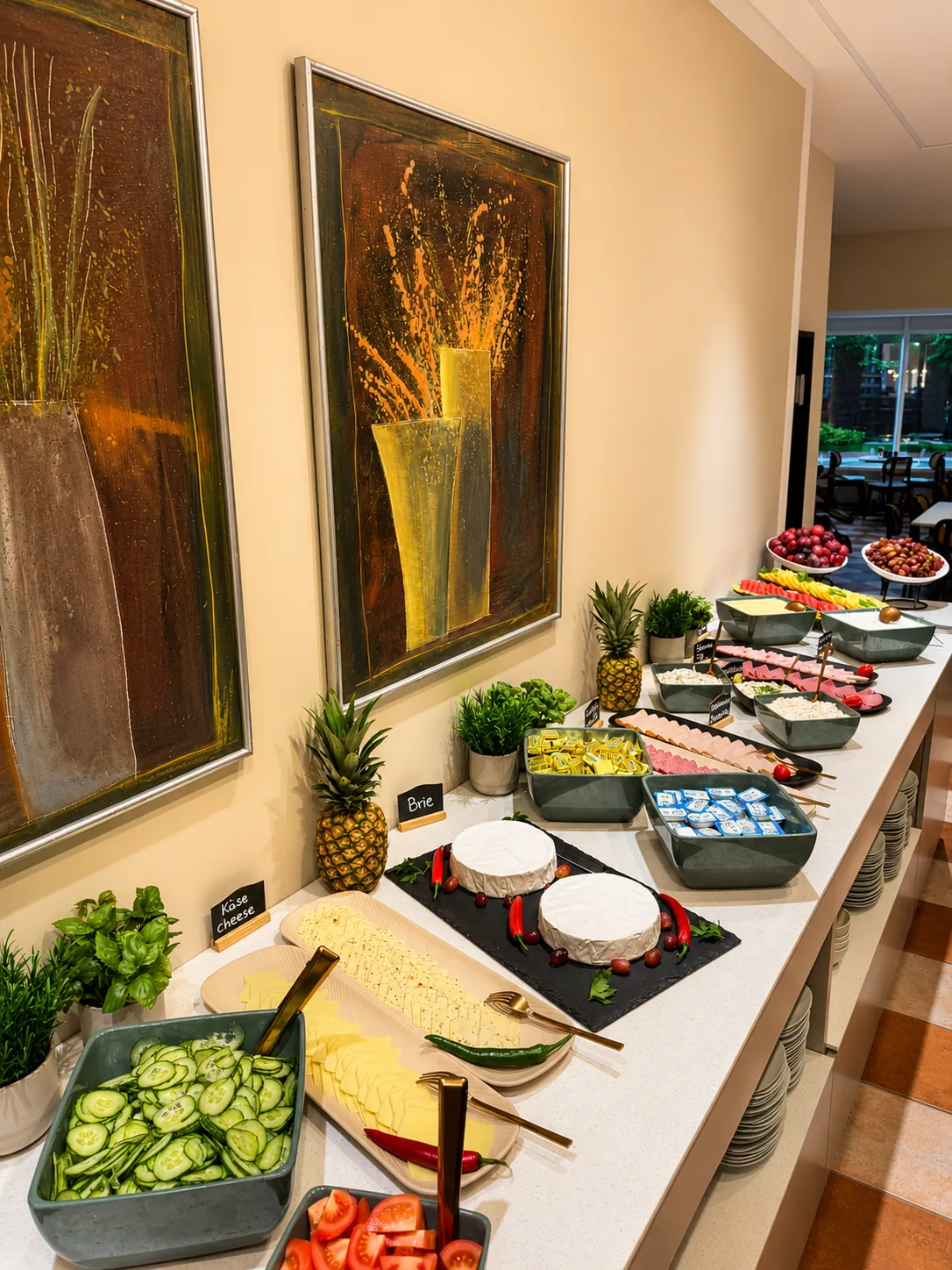 Ost- og salatudvalg ved morgenmadsbuffeten