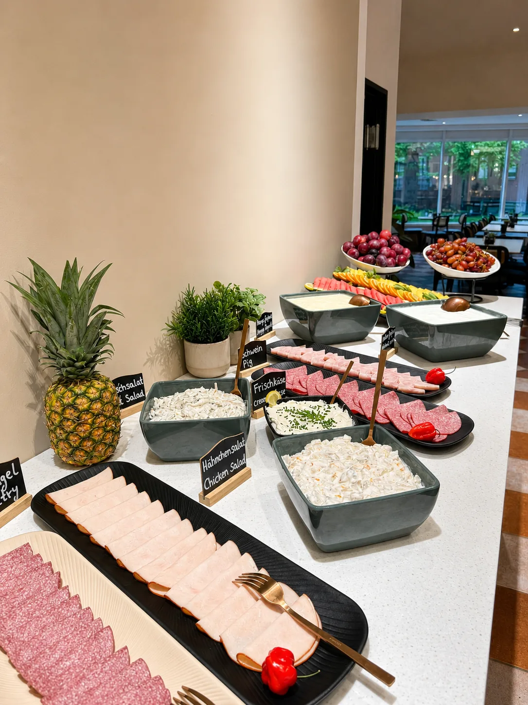 Udvalg af ost og pålæg på buffeten