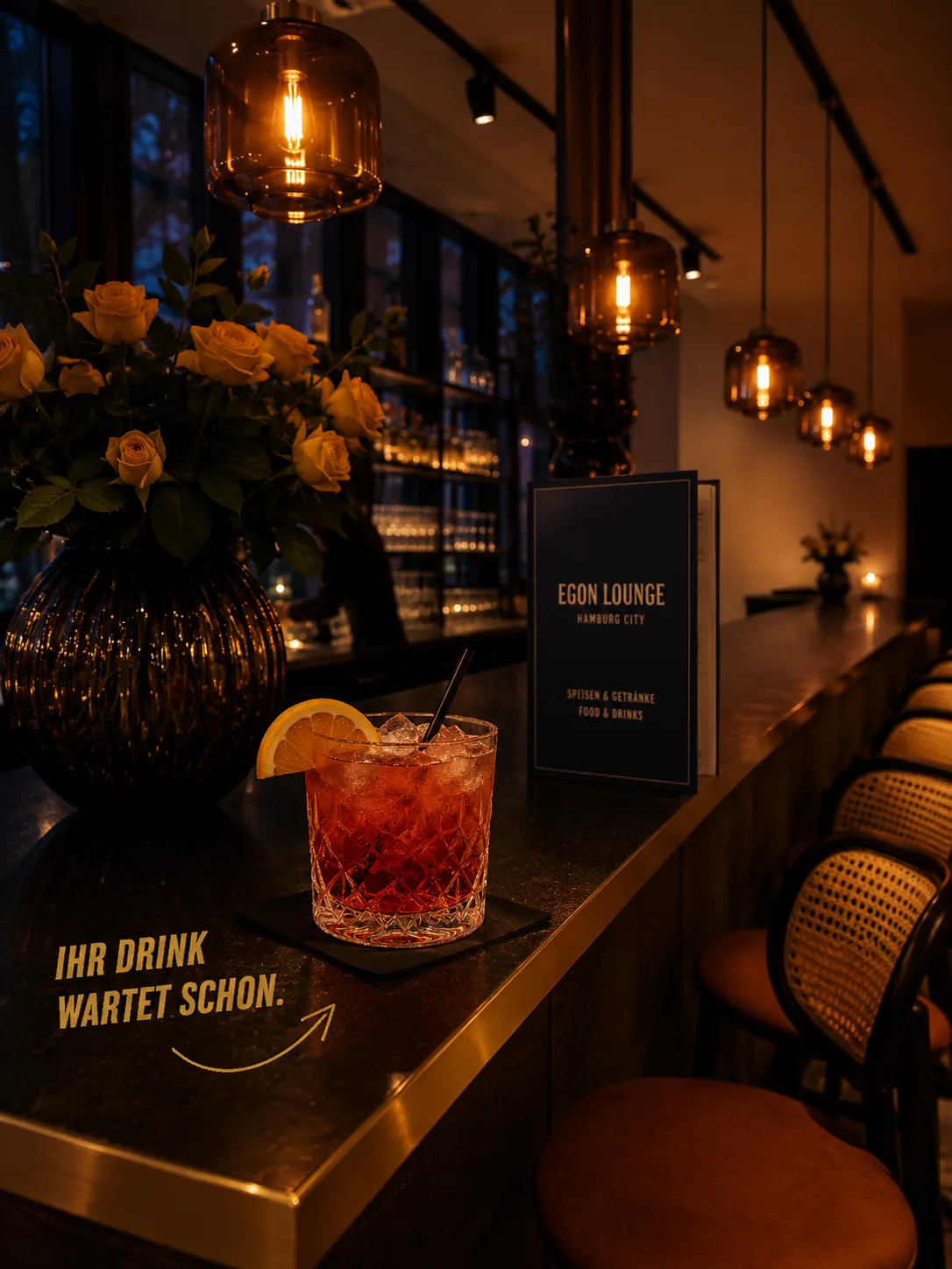 Negroni ved Egon Lounge-baren · „Din drink venter allerede“ med gylden bar-gravering