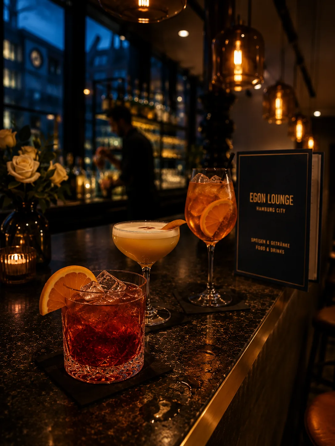 Cocktails ved Egon Lounge-baren · Hendrik i baggrunden