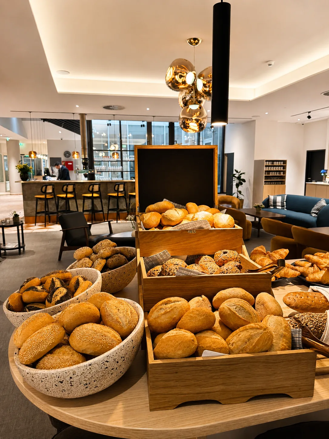 Udvalg af brød og rundstykker på morgenmadsbuffeten