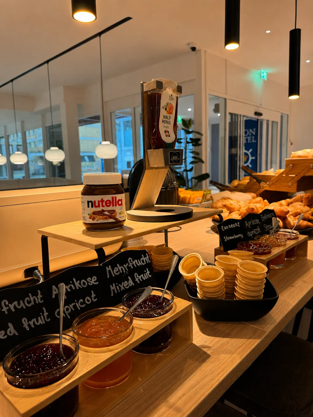 Marmelade og friske croissanter på morgenmadsbuffeten