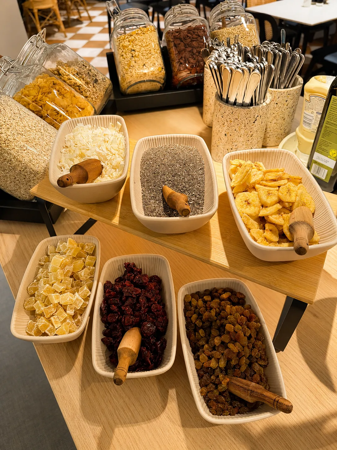 Cornflakes- og mysli-bar med toppings i glasbeholdere