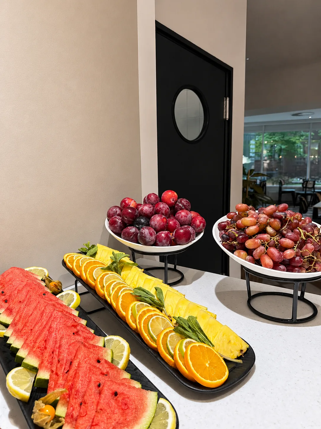 Frisk frugtfad på morgenmadsbuffeten
