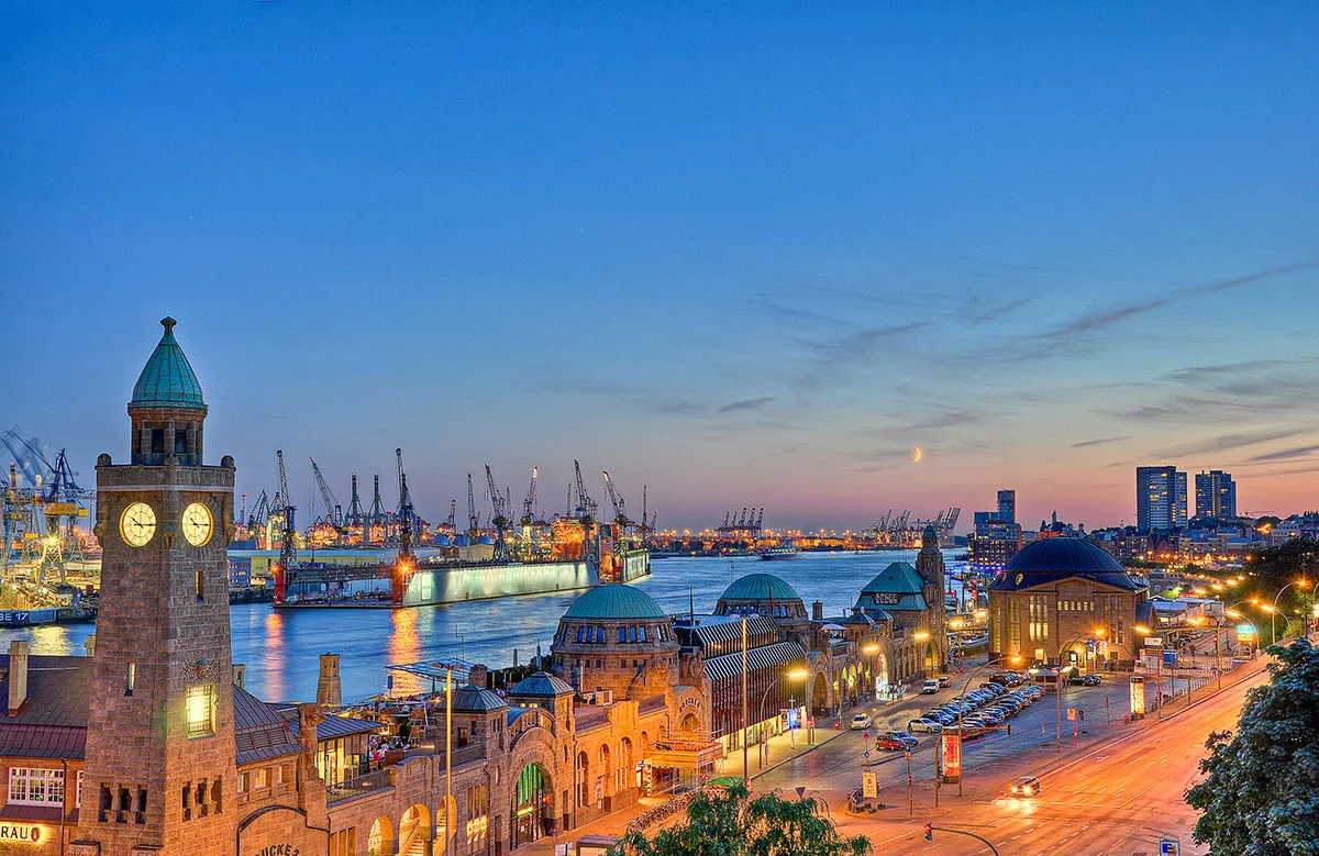 Landungsbrücken i Hamburg i den blå time