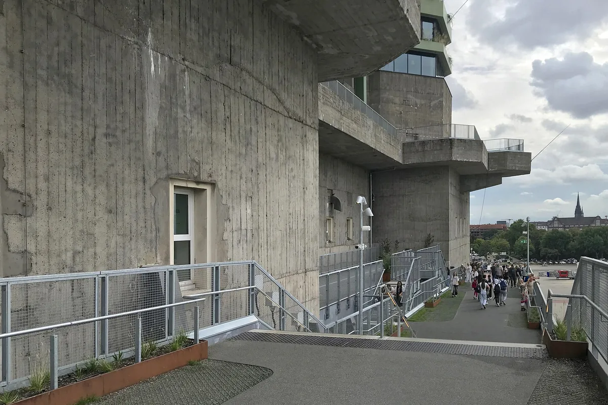 Der begrünte Bunker an der Feldstraße in St. Pauli